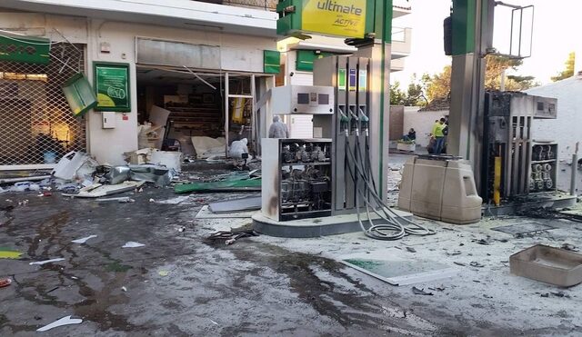 Έκρηξη σε βενζινάδικο στην Ανάβυσσο- Έβαλαν μασούρια δυναμίτιδας