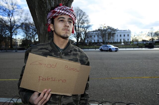 Μουσουλμάνοι προσευχήθηκαν μπροστά απ’ τον Λευκό Οίκο, διαμαρτυρόμενοι για την Ιερουσαλήμ