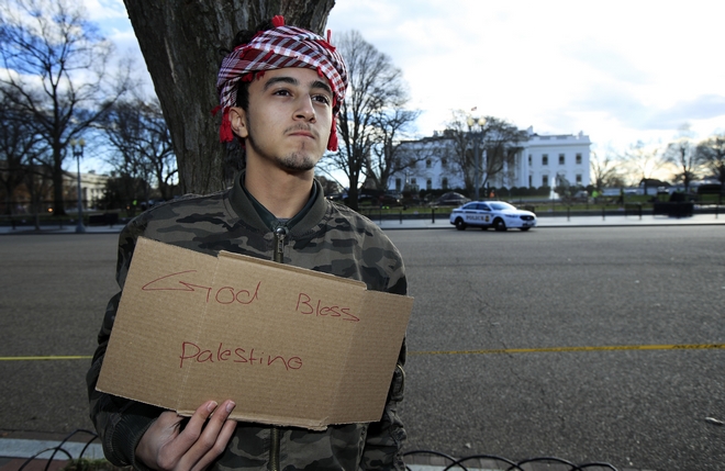 Μουσουλμάνοι προσευχήθηκαν μπροστά απ’ τον Λευκό Οίκο, διαμαρτυρόμενοι για την Ιερουσαλήμ