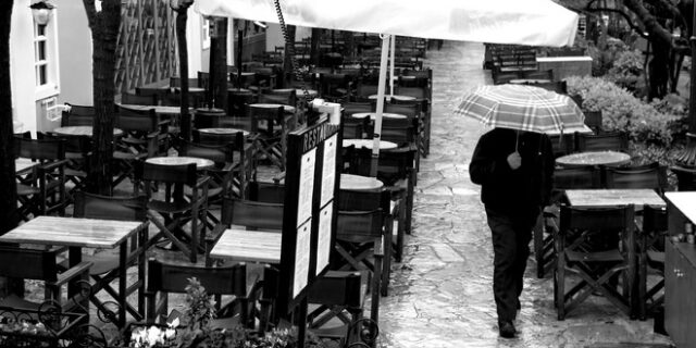 Εντείνεται η κακοκαιρία: Καταιγίδες και χιόνια σε όλη τη χώρα