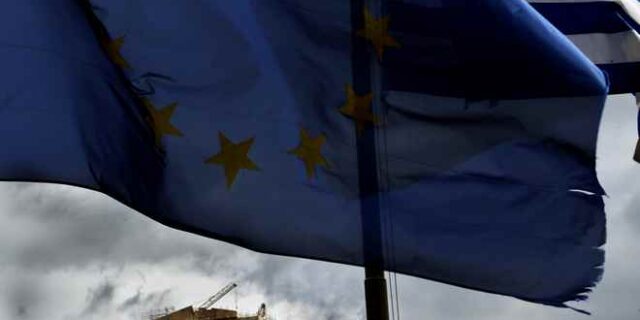 Handelsblatt: Αναβάθμιση και στο βάθος ελάφρυνση χρέους για την Ελλάδα