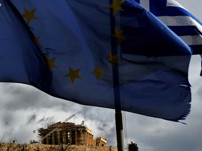 Handelsblatt: Αναβάθμιση και στο βάθος ελάφρυνση χρέους για την Ελλάδα