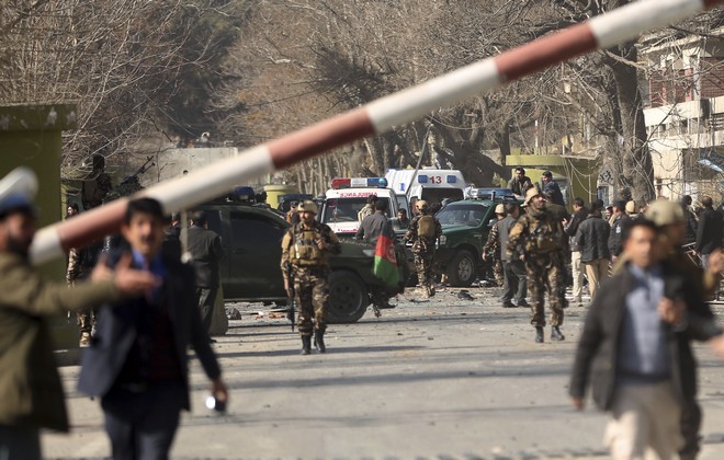 Μακελειό στην Καμπούλ από έκρηξη παγιδευμένου ασθενοφόρου