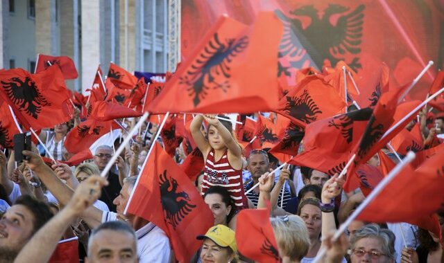 Αλβανοί ακραίοι εθνικιστές απειλούν να μην επιτρέψουν την εκταφή των Ελλήνων στρατιωτών