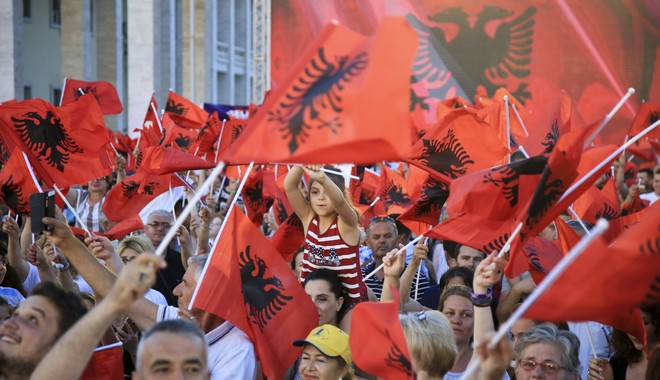 Αλβανοί ακραίοι εθνικιστές απειλούν να μην επιτρέψουν την εκταφή των Ελλήνων στρατιωτών