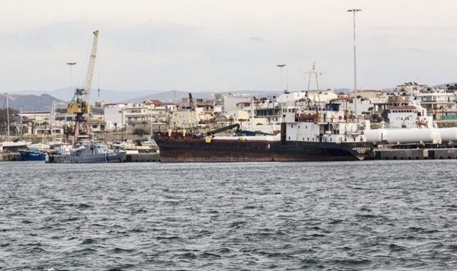 Προσωρινά κρατούμενοι οι 8 ναυτικοί του πλοίου – βόμβα