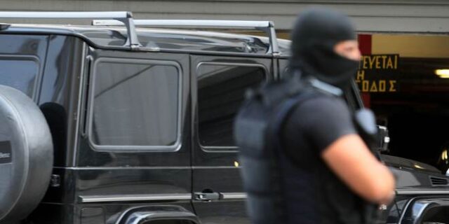 Συλλήψεις ακροδεξιών για εμπρηστική επίθεση στον Πειραιά