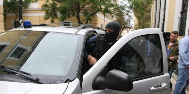 Πειραιάς: Σε νεοναζιστική οργάνωση ένας από τους συλληφθέντες για την εμπρηστική επίθεση
