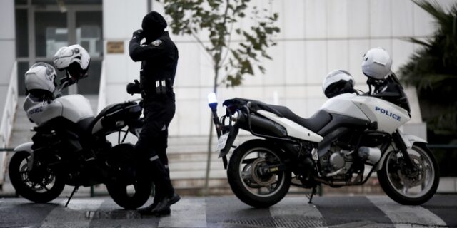 Σβάστικες και τρικάκια της Χρυσής Αυγής και της Απέλλας στην κατοχή των συλληφθέντων ακροδεξιών