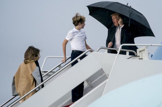 Ο καθόλου ‘κύριος’ Ντόναλντ Τραμπ – Κράτησε ομπρέλα μόνο για τον ίδιο