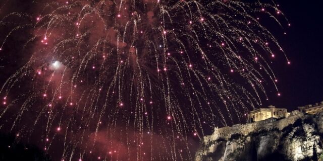 Με την Ακρόπολη ‘λουσμένη’ στα βεγγαλικά και… αιθαλομίχλη, η αλλαγή του χρόνου
