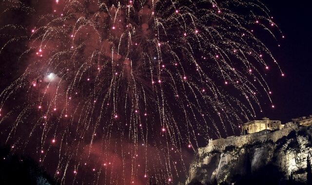 Με την Ακρόπολη ‘λουσμένη’ στα βεγγαλικά και… αιθαλομίχλη, η αλλαγή του χρόνου