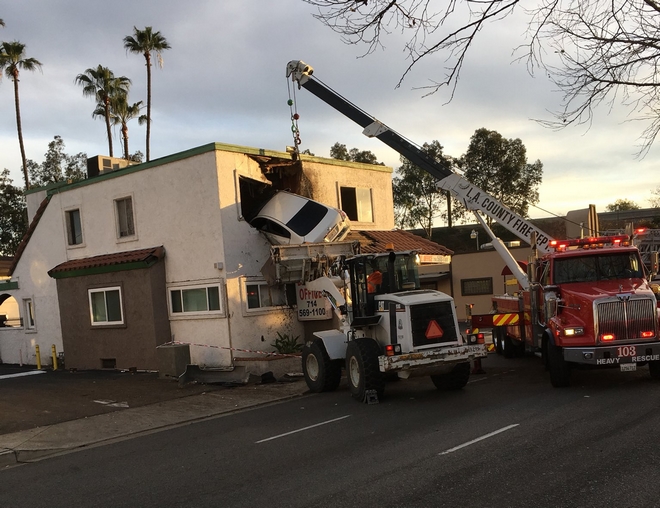 Απίστευτο: Αυτοκίνητο καρφώθηκε στο δεύτερο όροφο κτηρίου στην Καλιφόρνια