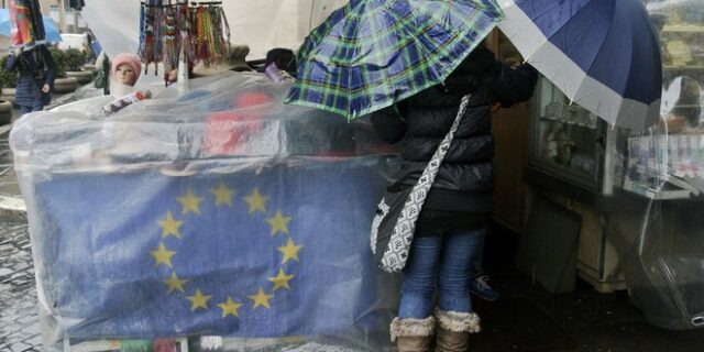 Bloomberg: Αποφάσεις το Μάιο για το πότε θα μειωθεί το αφορολόγητο
