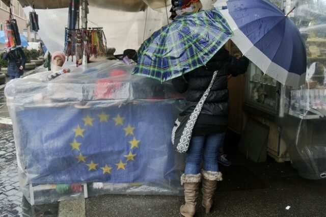 Bloomberg: Αποφάσεις το Μάιο για το πότε θα μειωθεί το αφορολόγητο