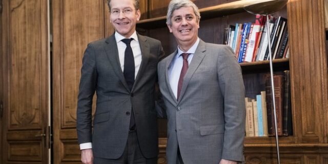 Ο Ντάισελμπλουμ παρέδωσε το… καμπανάκι του Eurogroup στον Πορτογάλο Σεντένο