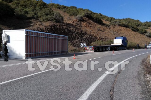 Λαμία: Κοντέινερ αποκολλήθηκε από φορτηγό