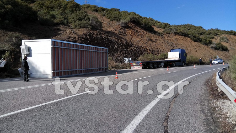 Λαμία: Κοντέινερ αποκολλήθηκε από φορτηγό