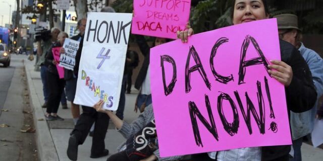 Δικαστικό ράπισμα σε Τραμπ: Συνεχίζεται η DACA για την προστασία παιδιών μεταναστών