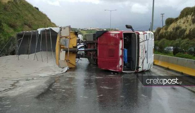 Χάος στην Κρήτη: Μποτιλιάρισμα από ανατροπή νταλίκας στην Εθνική Οδό