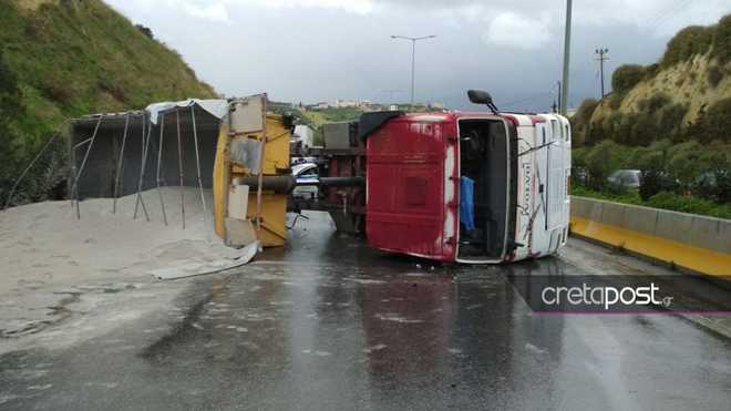 Χάος στην Κρήτη: Μποτιλιάρισμα από ανατροπή νταλίκας στην Εθνική Οδό