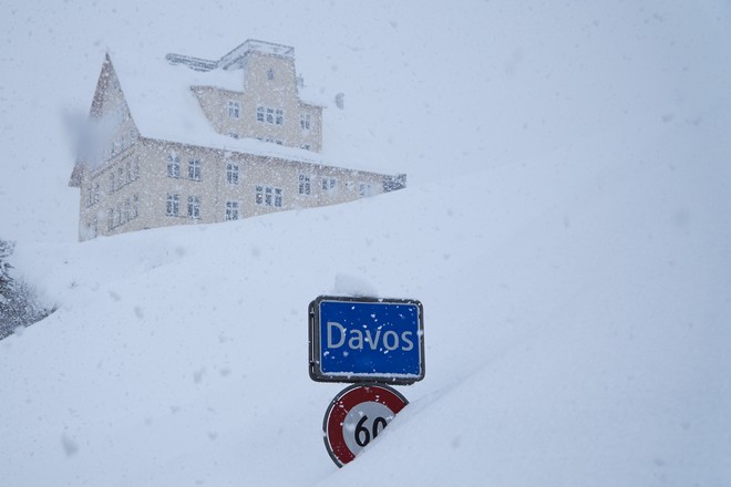 Νταβός: Περιπετειώδης άφιξη Τσίπρα – Πεζοπορία 2 χιλιομέτρων λόγω χιονιά