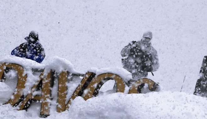 ‘Βυθίστηκε’ στο χιόνι το Νταβός: Σε ‘λευκό κλοιό’ το Παγκόσμιο Οικονομικό Φόρουμ