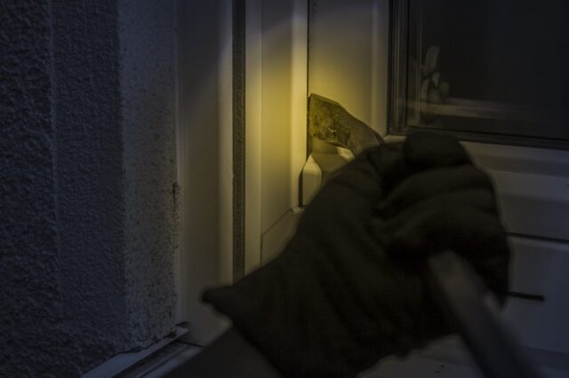 Χτύπησε στα γεννητικά του όργανα ενώ έκλεβε μαγαζί και ζητά αποζημίωση