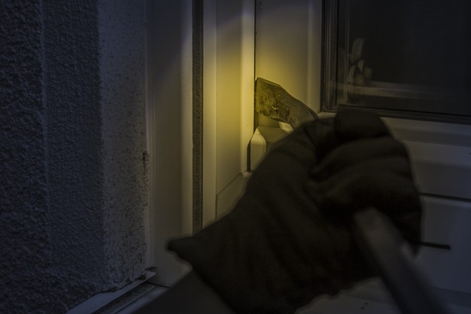 Χτύπησε στα γεννητικά του όργανα ενώ έκλεβε μαγαζί και ζητά αποζημίωση