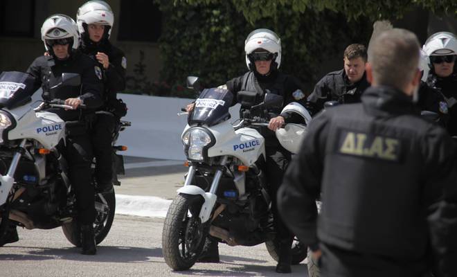 Σε εξέλιξη αστυνομική επιχείρηση για κύκλωμα παροχής παράνομων αδειών παραμονής