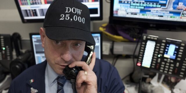 Ο Dow Jones έσπασε για πρώτη φορά το φράγμα των 25.000 μονάδων