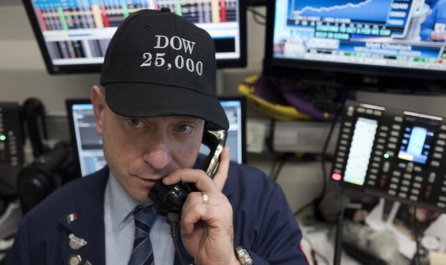 Ο Dow Jones έσπασε για πρώτη φορά το φράγμα των 25.000 μονάδων