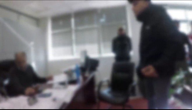 Βίντεο: Η στιγμή της εισβολής του Ρουβίκωνα στην Εφορία Παγκρατίου