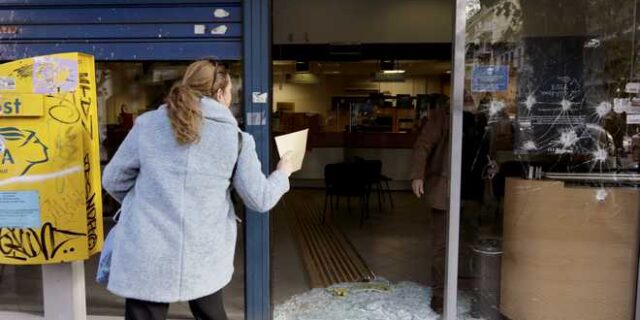 Γκαζάκια στα ΕΛ.ΤΑ. της Πεύκης και ανάληψη ευθύνης και για άλλα χτυπήματα