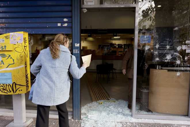 Επίθεση κουκουλοφόρων στα ΕΛΤΑ στον Ταύρο