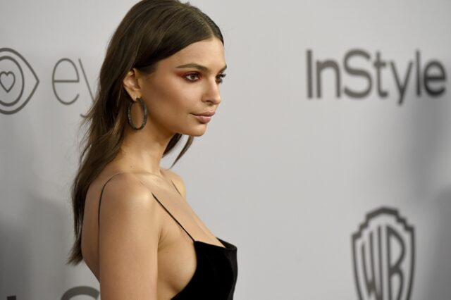 Η Emily Ratajkowski φοράει τα καινούρια της μαγιό και μας στέλνει αδιάβαστους