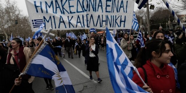 Συλλαλητήριο Θεσσαλονίκη: Νέο επεισόδιο – Αντιεξουσιαστές πέταξαν αντικείμενα σε διαδηλωτές