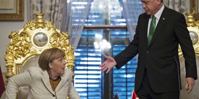 Νέες απειλές: Η Άγκυρα προειδοποιεί ότι θα αποσυρθεί από τη συμφωνία για τους μετανάστες