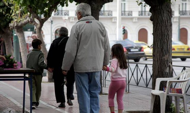 Πολυνομοσχέδιο: Έρχεται το ενιαίο επίδομα παιδιού