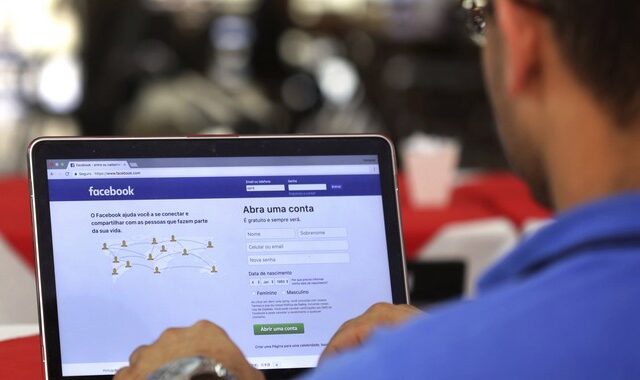 Ο Ζάκερμπεργκ θέλει να παρουσιάσει το Facebook ως θύμα στο σκάνδαλο με την Cambridge Analytica