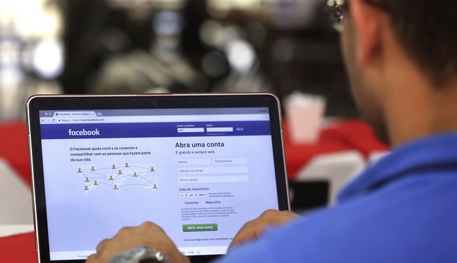 Ο Ζάκερμπεργκ θέλει να παρουσιάσει το Facebook ως θύμα στο σκάνδαλο με την Cambridge Analytica