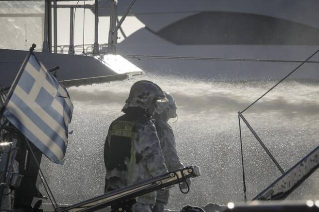 Υπό έλεγχο η πυρκαγιά σε σκάφος στον Άλιμο