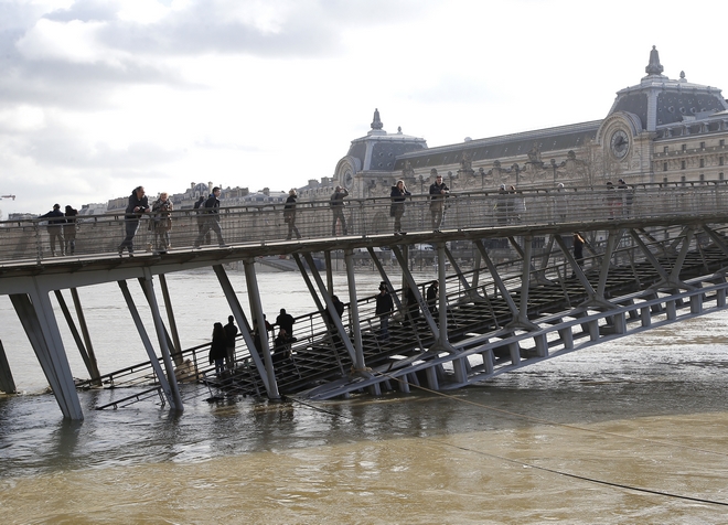 Ο Σηκουάνας απειλεί με πλημμύρες το Παρίσι – Αρουραίοι βγήκαν στους δρόμους