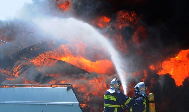 Σε εξέλιξη πυρκαγιά σε αγκυροβολημένο σκάφος στον Άλιμο