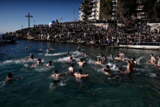 Χταπόδια, φωτοβολίδες και τρυφερές αγκαλιές στα φετινά Θεοφάνεια