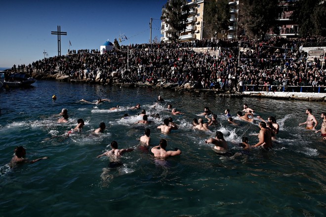 Χταπόδια, φωτοβολίδες και τρυφερές αγκαλιές στα φετινά Θεοφάνεια