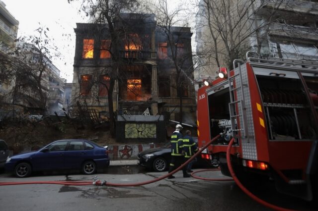 Θεσσαλονίκη: Επιθέσεις ακροδεξιών σε δύο κτίρια υπό κατάληψη – Κάηκε το ένα