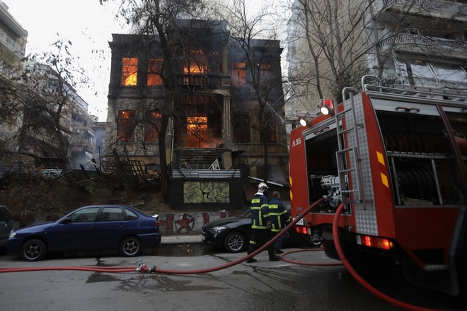 Θεσσαλονίκη: Επιθέσεις ακροδεξιών σε δύο κτίρια υπό κατάληψη – Κάηκε το ένα