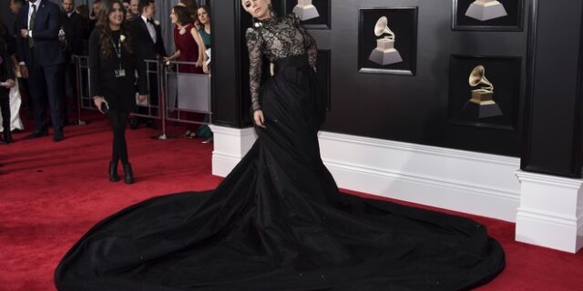 Lady Gaga στα Grammys: Το φόρεμα που θύμισε πετρελαιοκηλίδα και το ‘ραμμένο’ μαλλί