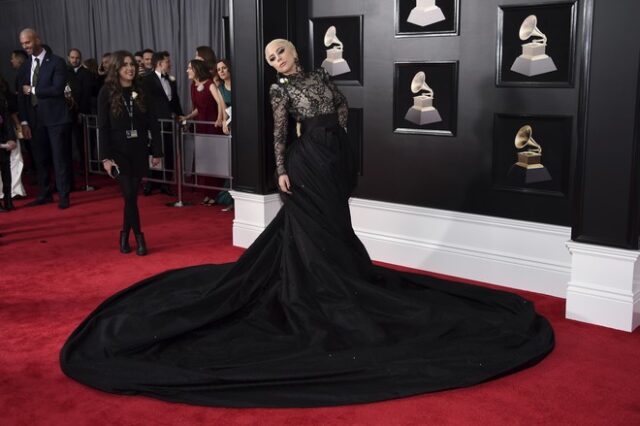 Lady Gaga στα Grammys: Το φόρεμα που θύμισε πετρελαιοκηλίδα και το ‘ραμμένο’ μαλλί